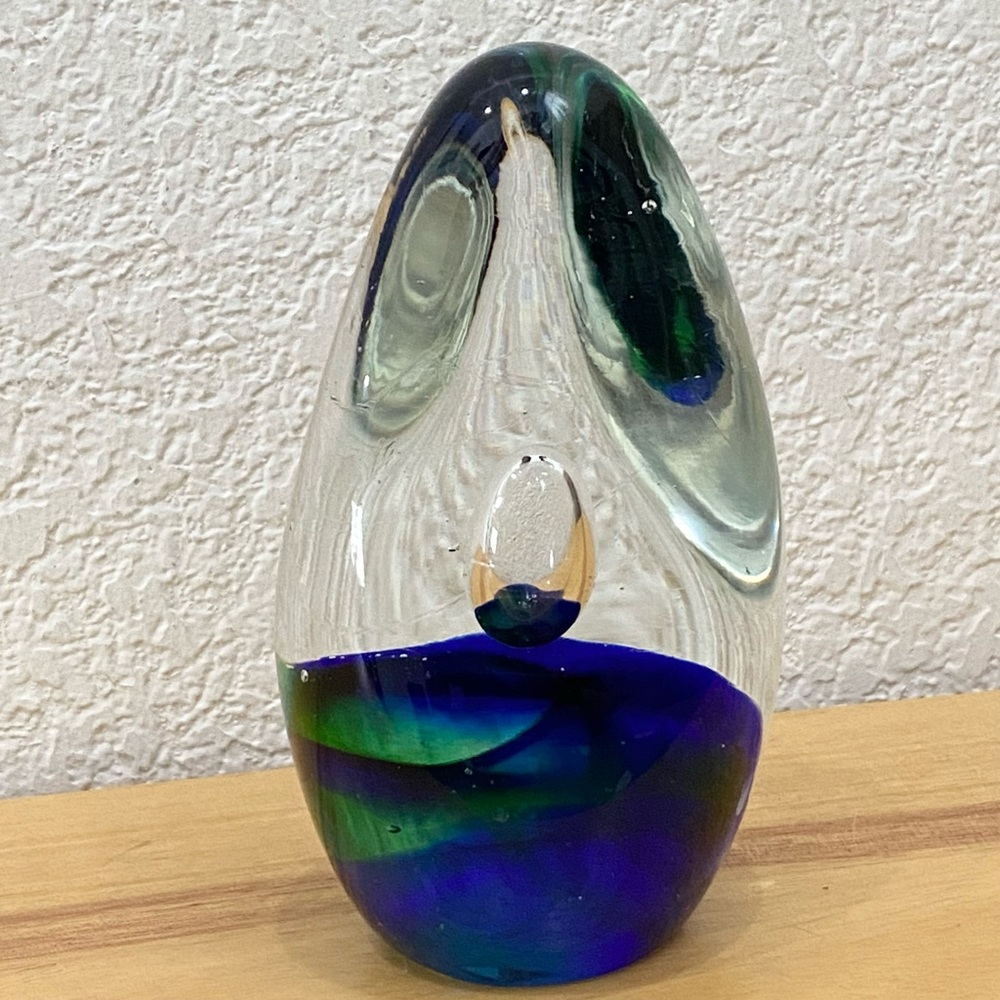 Blue/Green Controlled Bubble Egg-shaped Paperweight